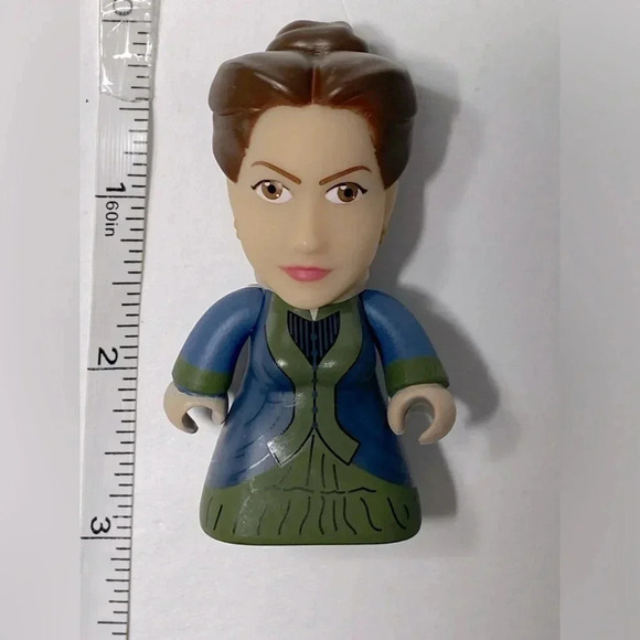 Doctor Who - Titans Vinyl Figure - Clara Variant 🕰️ - Picture 2 of 3